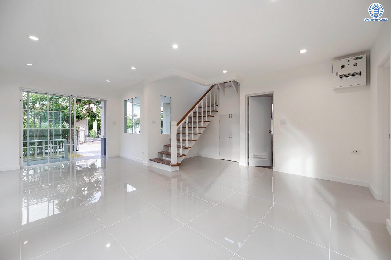 บ้านมือสองตกแต่งใหม่ คุณภาพระดับ L&H โครงการ ชลลดา วัดลาดปลาดุก บนเนื้อที่ 53.2 ตร.ว. ฟังก์ชัน 3 ห้องนอน 2 ห้องน้ำ 1 ที่จอดรถ บนทำเลศักยภาพ เชื่อมต่อหลายเส้นทาง ใกล้รถไฟฟ้าสายสีม่วง "สถานีคลองบางไผ่" และเซ็นทรัล เวสต์เกต